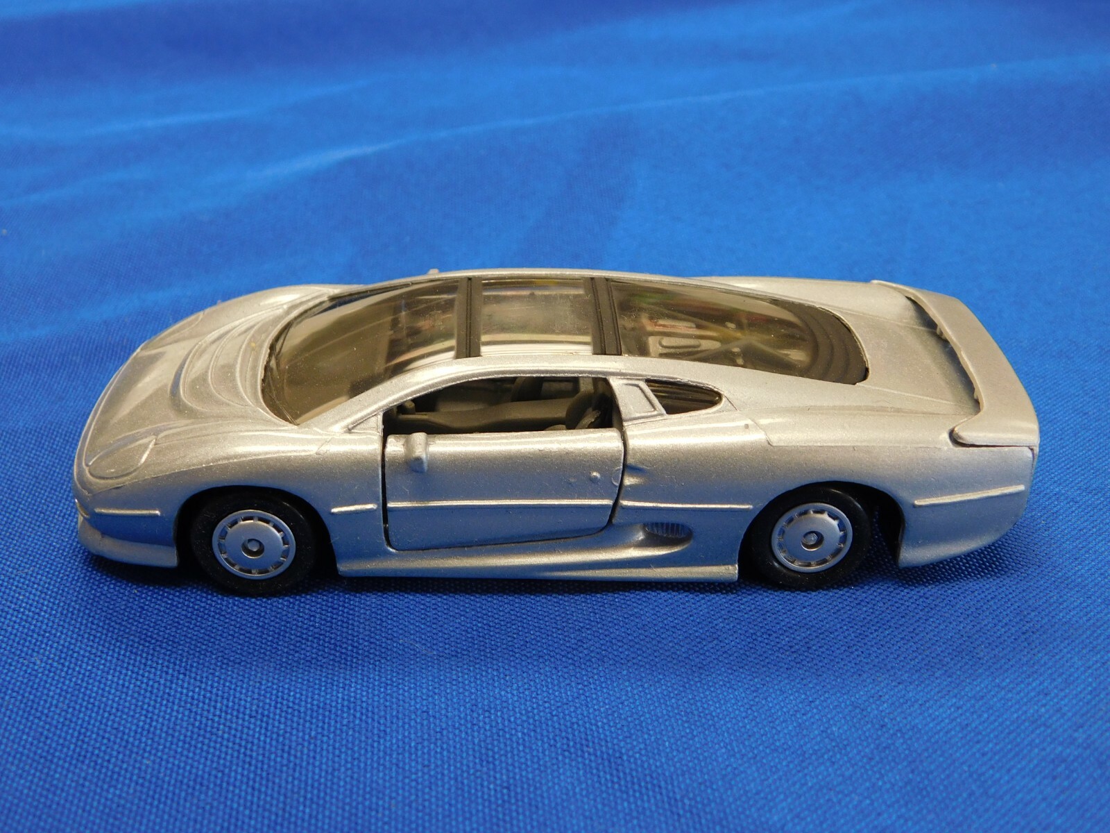 Maisto Jaguar XJ220 1:40 Scale Diecast Car | eBay Maisto Jaguar XJ220 1:40 Scale Diecast Car | eBay