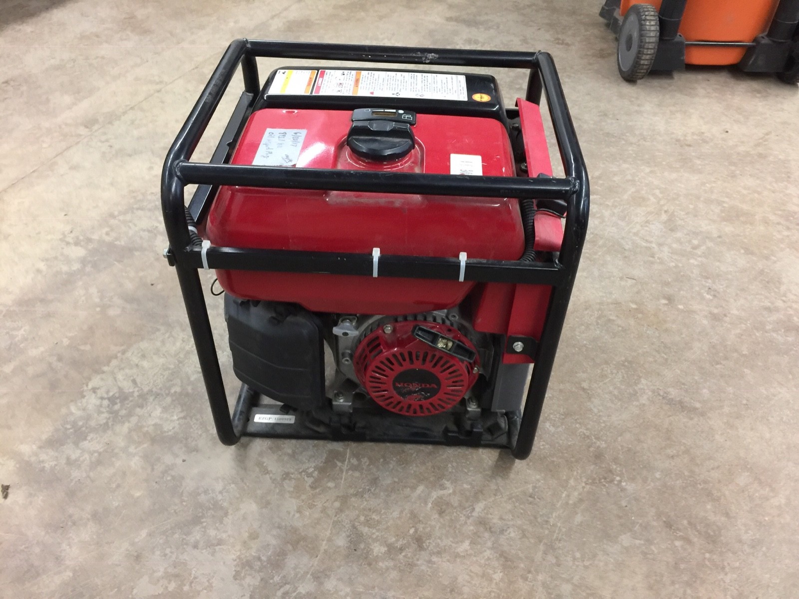 Honda EB3000c Portable 3000W 120v GFCI Generator with oil alert (894 hrs)
