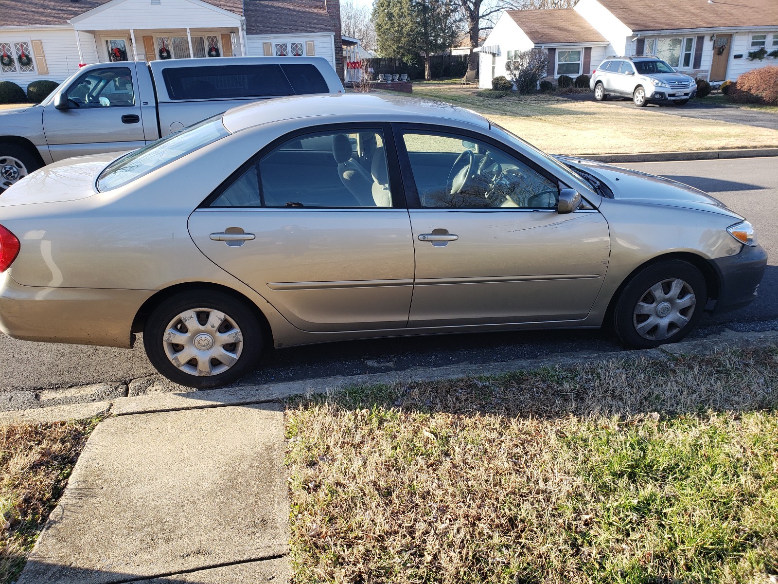 Used Gold toyota camry 2003 LE (car)