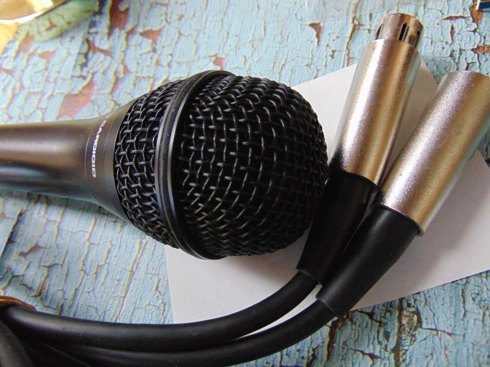 PEAVEY PV~i2 BLACK MICROPHONE IN BLACK with CORD