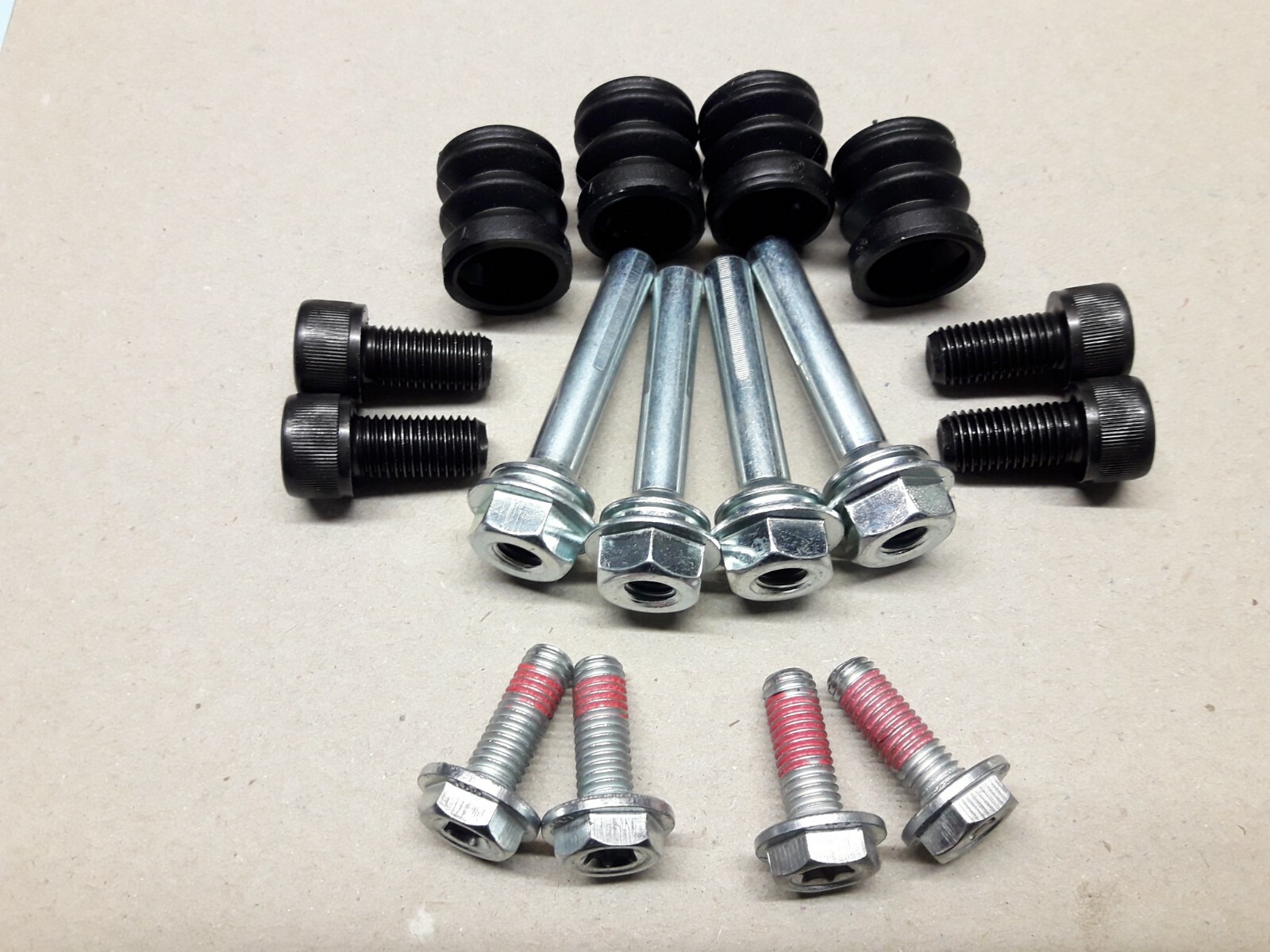 Bremsenset VW Passat 35 I  Führungsbolzen Schrauben Bremssattel Faltenbalg