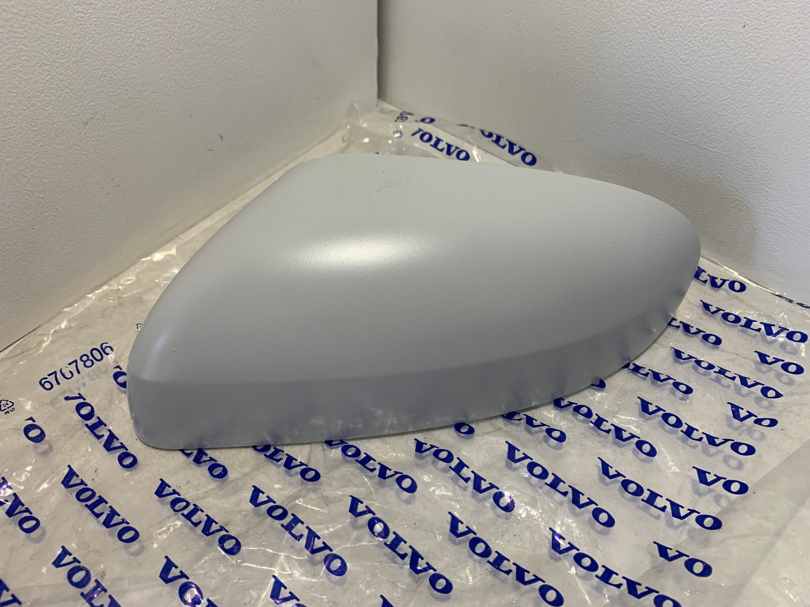 NEW GENUINE VOLVO LEFT WING DOOR MIRROR COVER 39979044 3004 NEW GENUINE VOLVO LEFT WING DOOR MIRROR COVER 39979044 3004