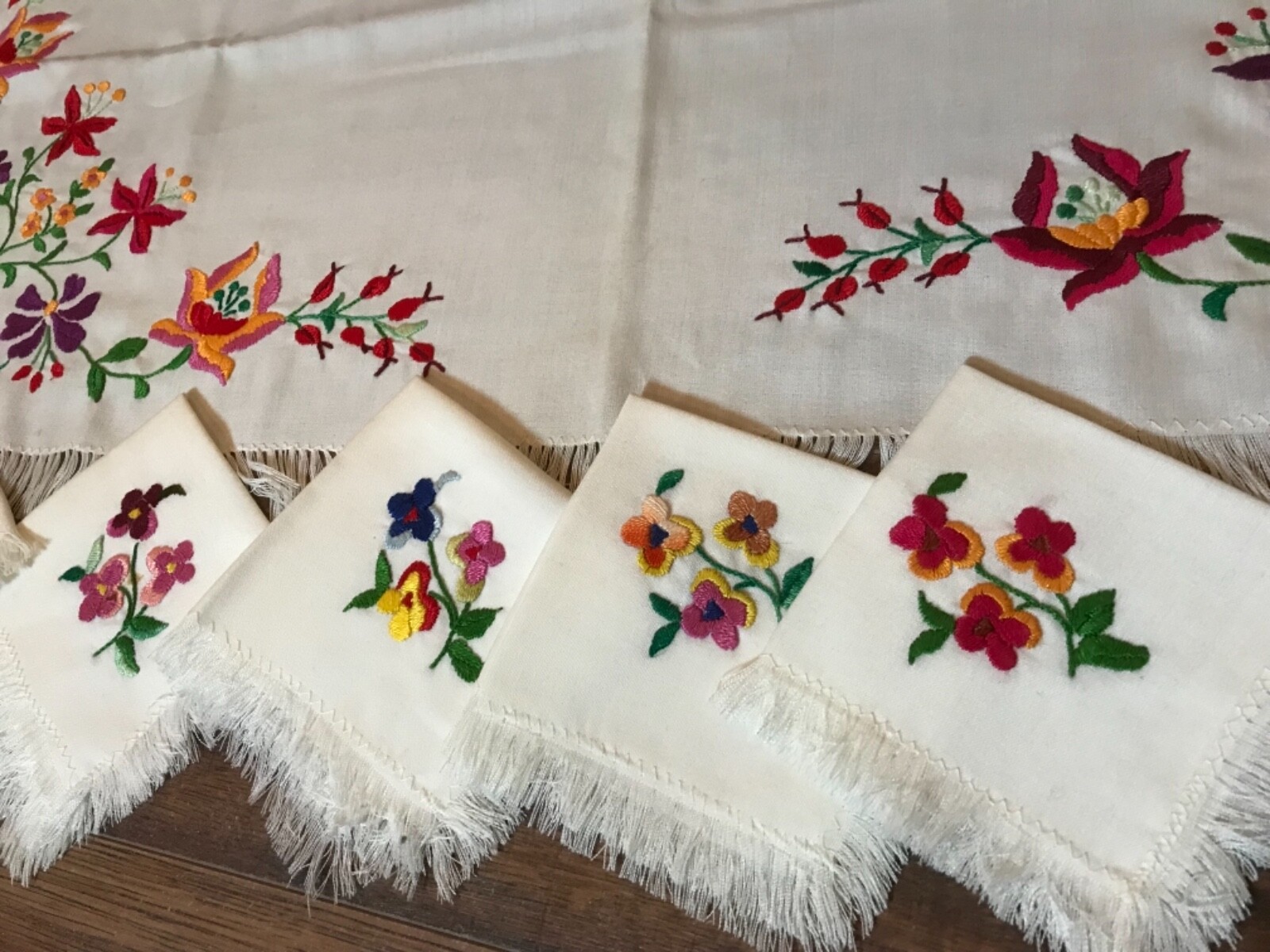 Vtg Beautiful Raised Embroidered Linen Tablecloth 5 Napkins Flowers 30” by 30”