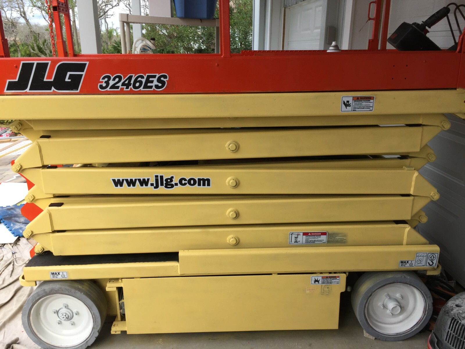 32' WITH EXTENSION, Scissors Lift, JLG 3246E2, WORKS  GREAT, LIFTS 700#