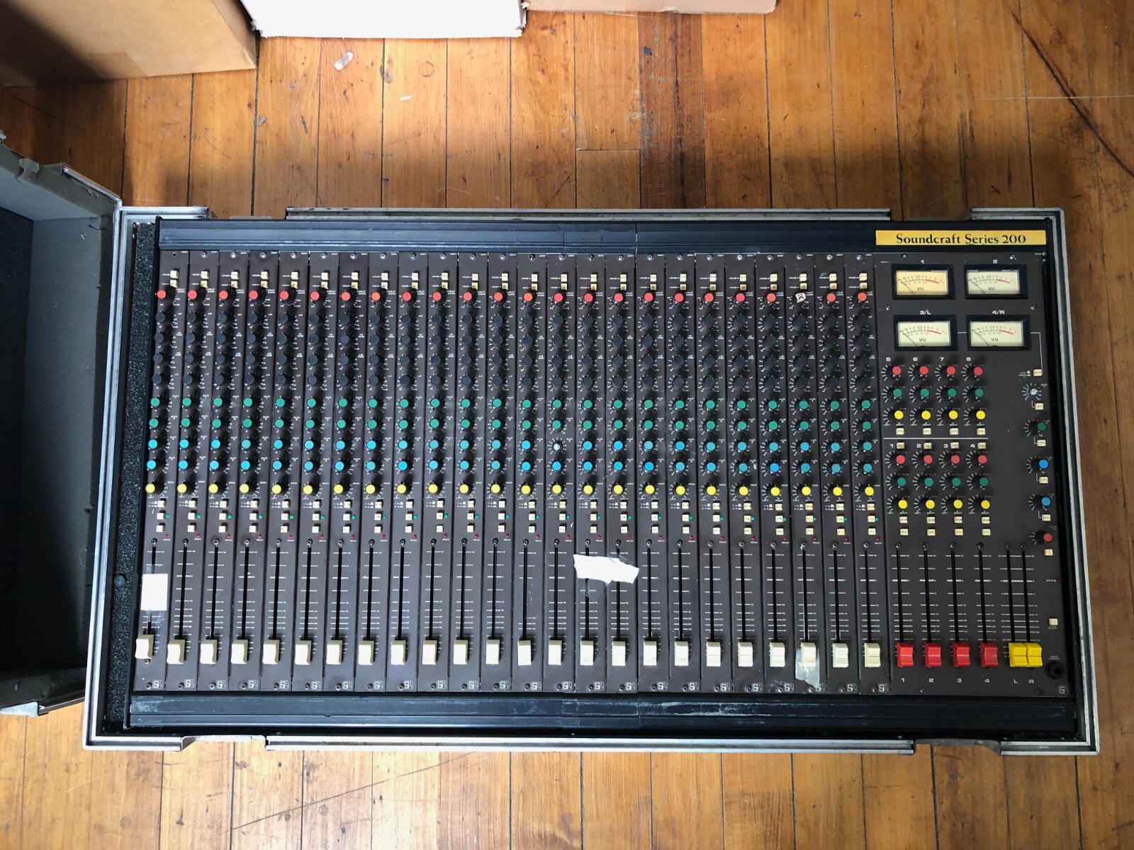 Soundcraft Series 200 24-Channel Analog Mixing Console Soundcraft Series 200 24-Channel Analog Mixing Console
