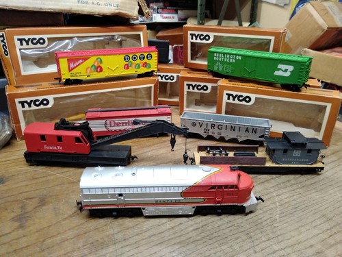 Vtg Tyco HO Scale Santa Fe Diesel Engine 6 Train Cars w