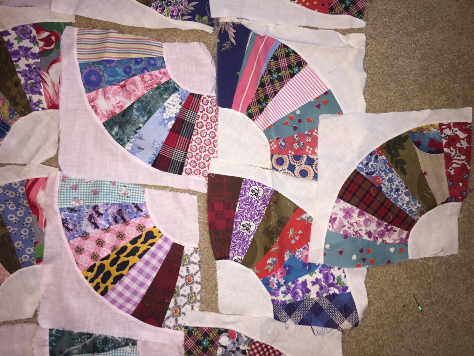 LOT of 32 QUARTER (1/4) DRESDEN PLATE BLOCKS~8