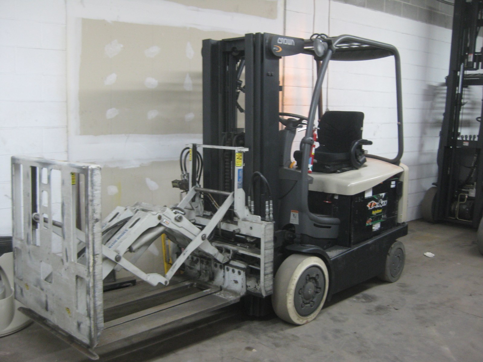 CROWN Electric FC4525-40 FORKLIFT - 4000 lb capacity -w/Cascade PushPull Attach