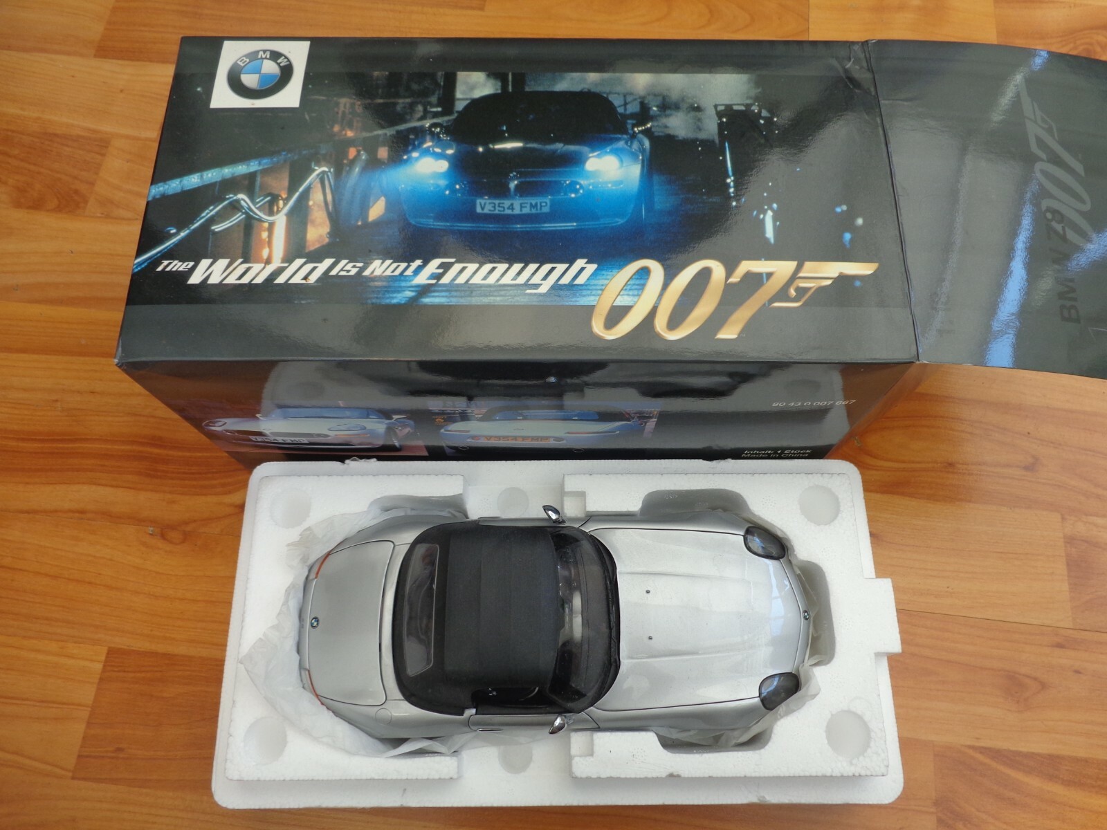 KYOSHO 1/18 BMW Z8 THE WORLD IS NOT ENOUGH JAMES BOND 007 DEALER EDITION CAR KYOSHO 1/18 BMW Z8 THE WORLD IS NOT ENOUGH JAMES BOND 007 DEALER EDITION CAR