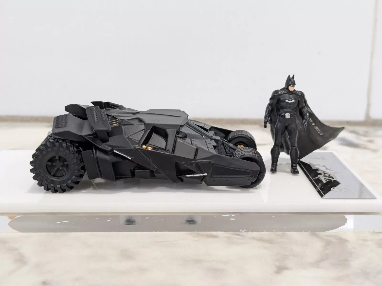 DARK KNIGHT RISES BATMOBILE TUMBLER BATMAN FIGURE 1/64