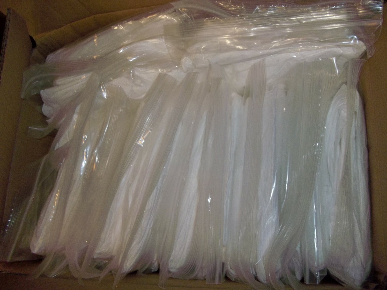 LOT OF 30 TYVEK 400 MD MEDIUM COVERALL SUIT ZIP UP ELASTIC ANKLE WRIST PPE (X1)