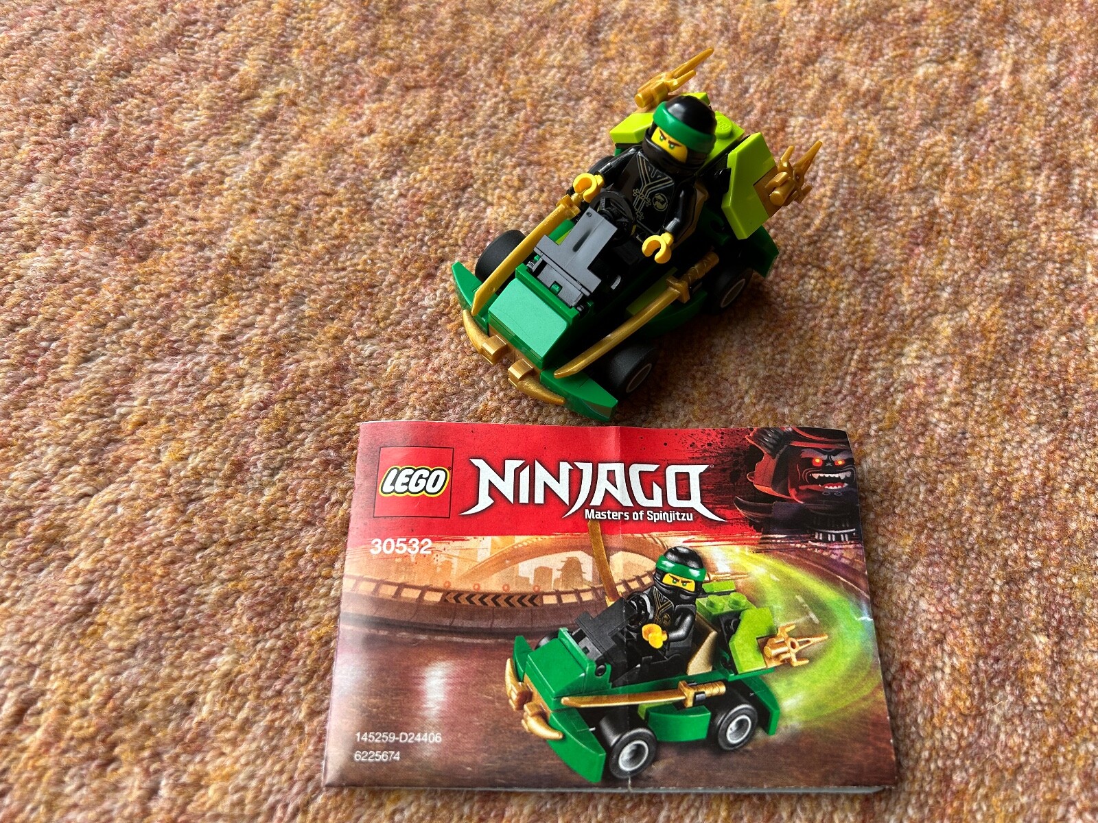 Ｍ Ruthenium bistridentate complexes with non-symmetrical