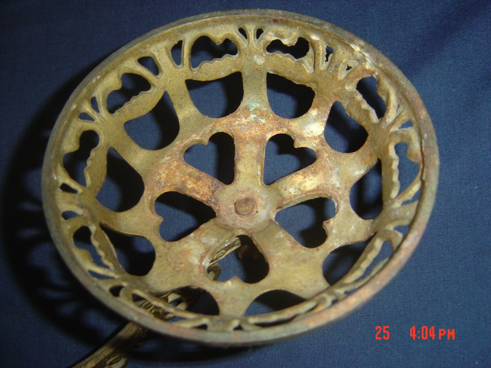 ANTIQUE CAST IRON WALL MOUNTED KEROSENE/OIL LAMP/ HOLDER/BRACKET