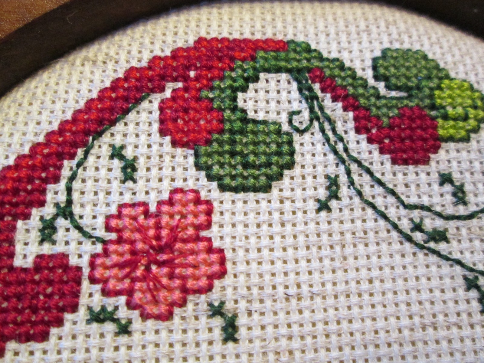 COMPLETED FRAMED WELCOME WELKOMMEN WALL HANGING ROUND DARK WOOD FRAME 8 3/4