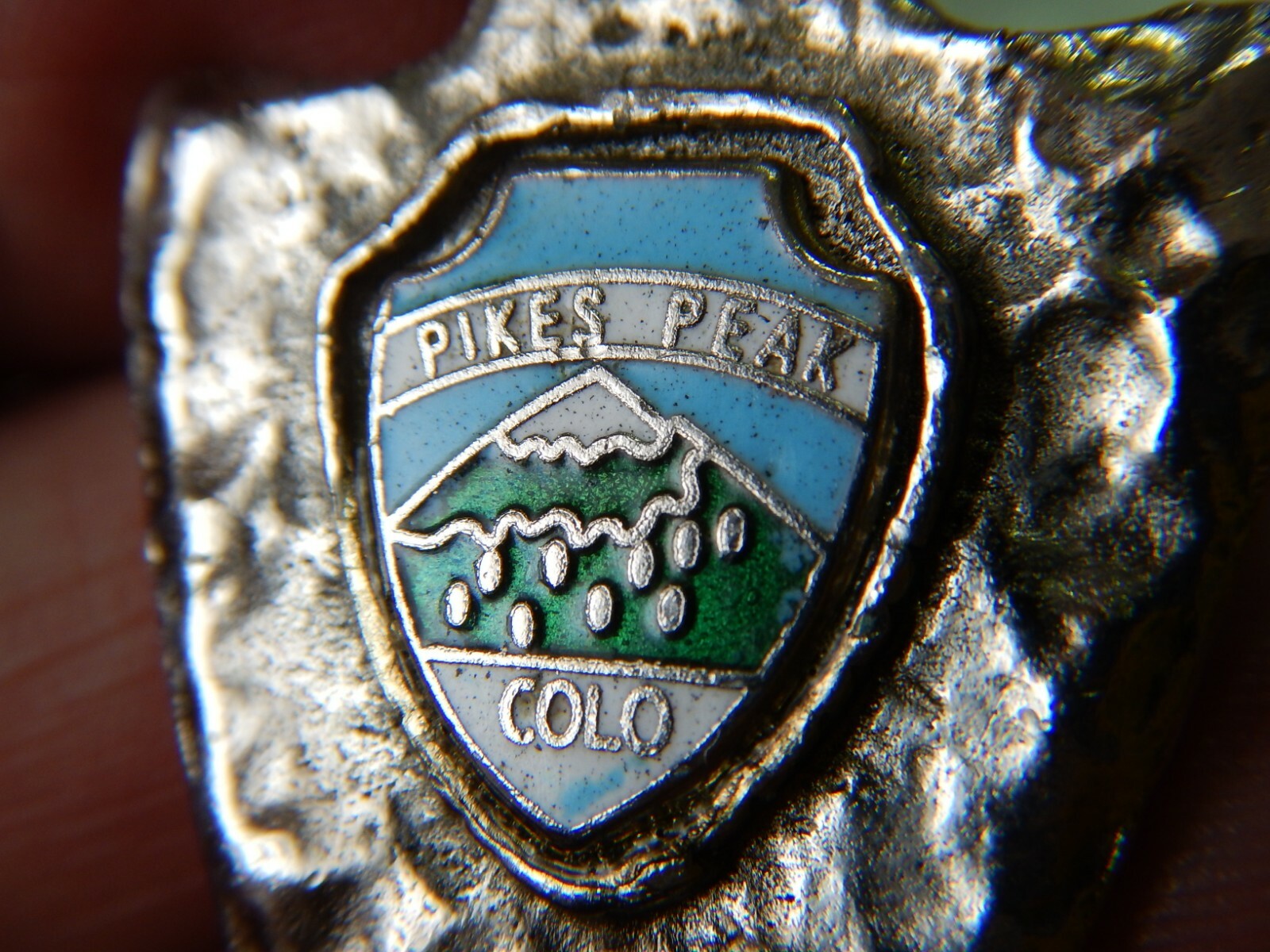 VINTAGE NON-STERLING ARROWHEAD BOLO TIE SLIDE ENAMELED SHIELD PIKES PEAK NICE!