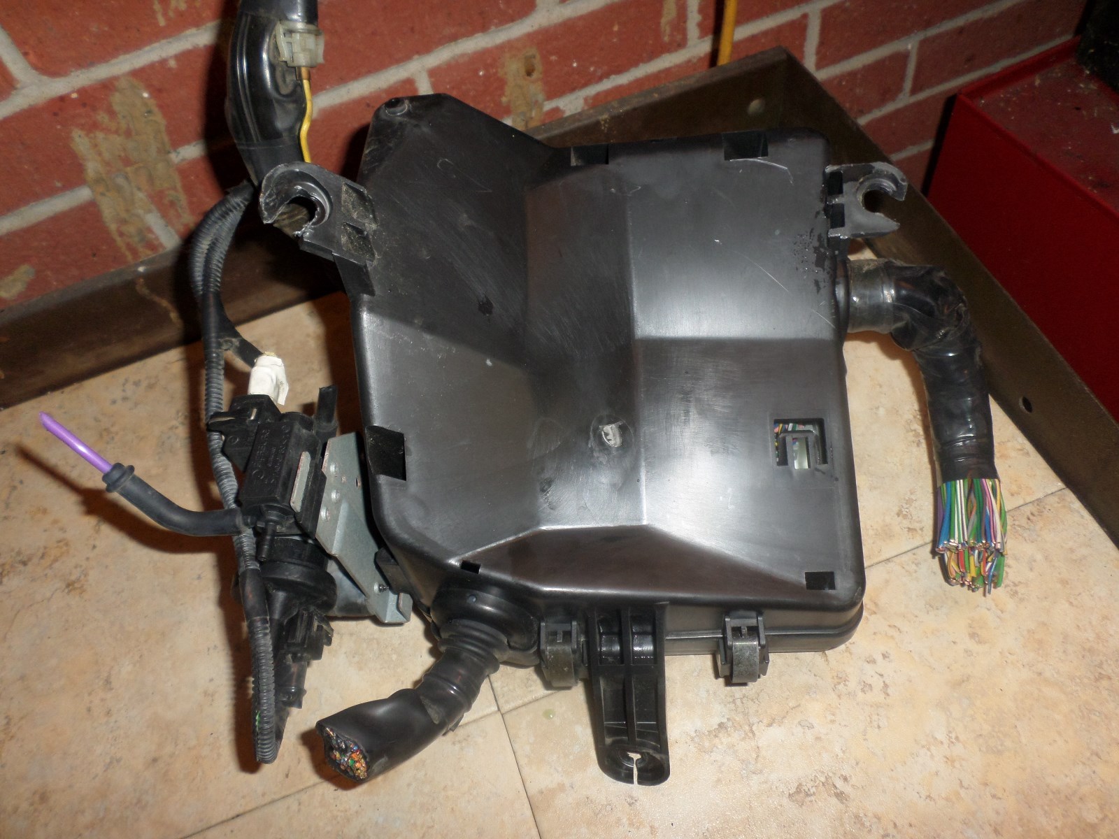 1997-1998 Volvo S90 OEM fuse box, with fuses and relays, pulled off a 1998  Volvo S90.