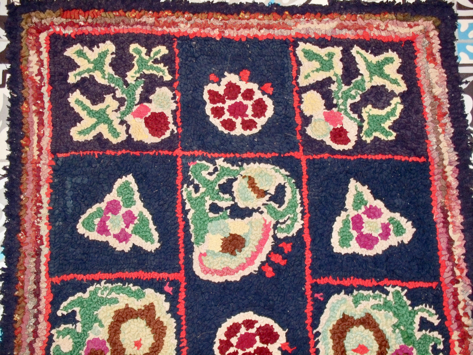 ANTIQUE AMERICAN  COLORFUL HAND KNOTTED RAG RUG CIRCA 1920