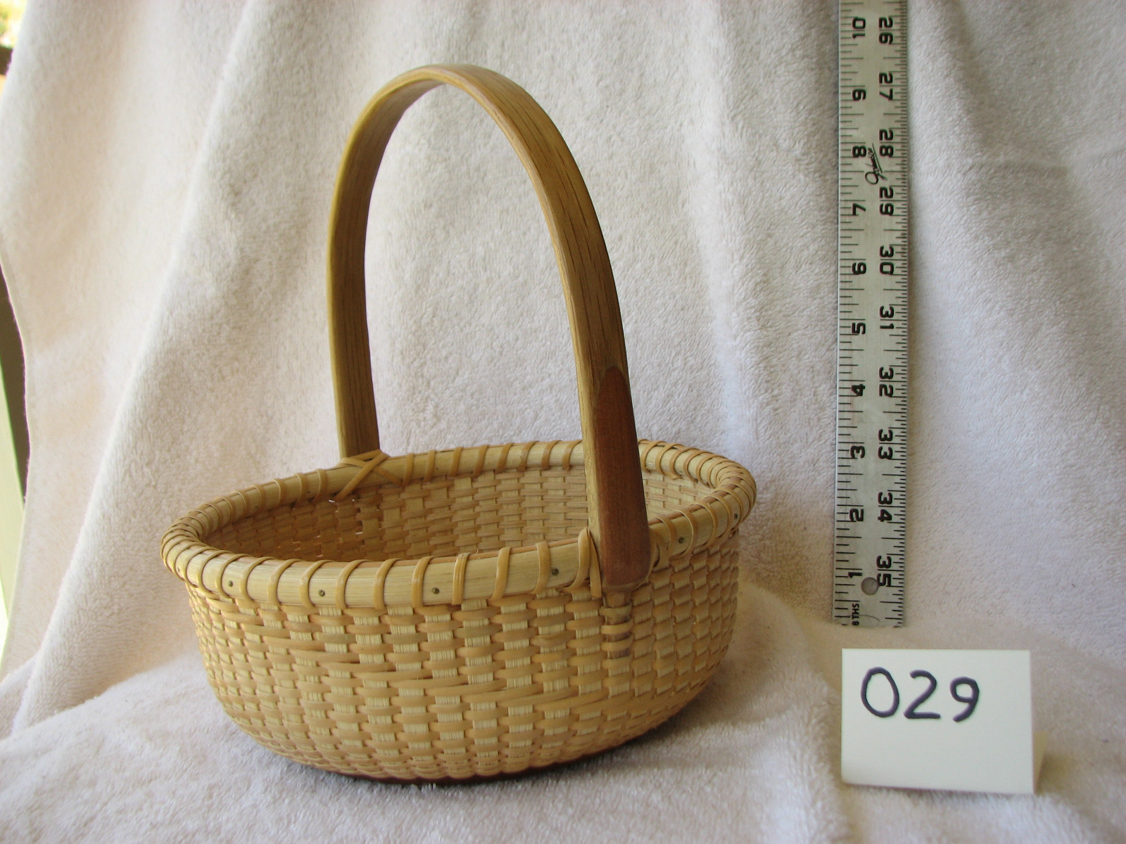 Nantucket Basket #029. Handmade basket with stationary handle.