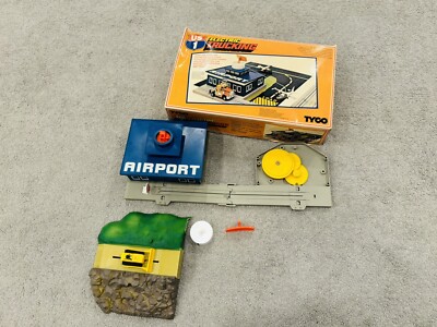 Tyco Electric Trucking US1 Airport with Box And Accessories, Missing Planes