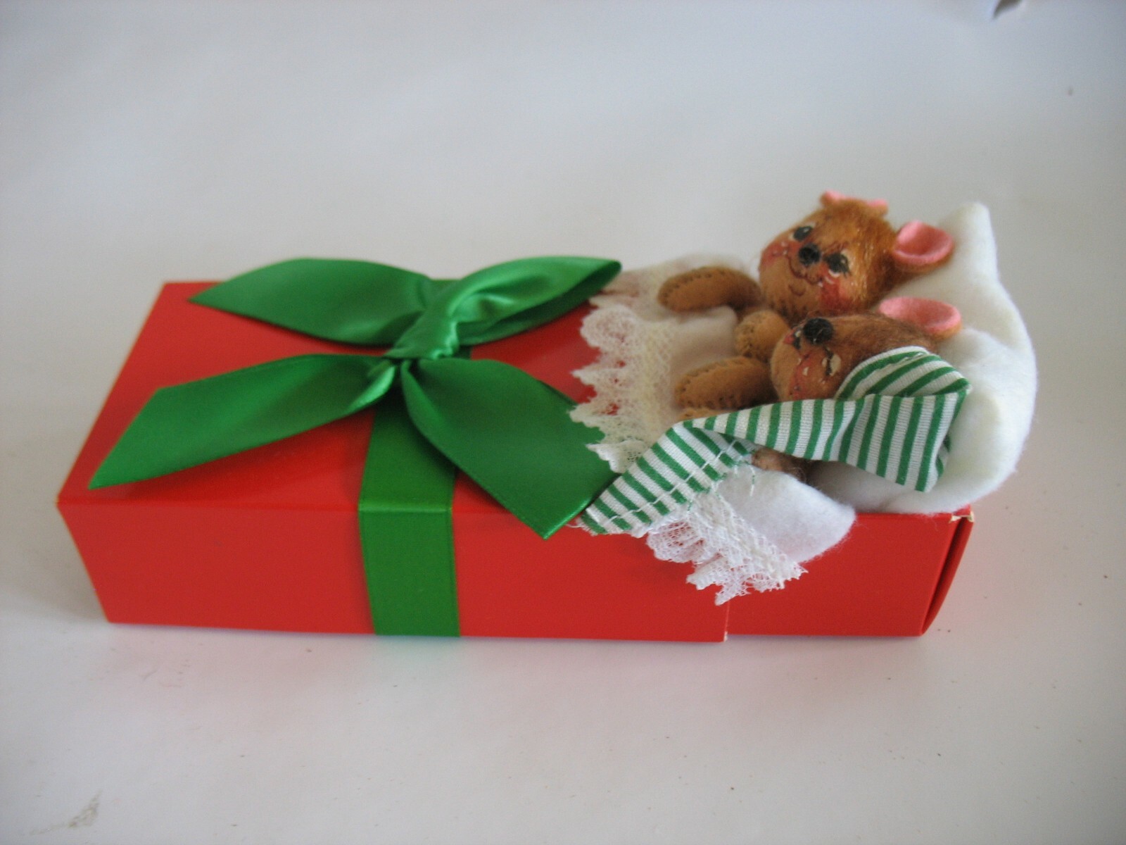 Annalee Felt dolls figures 2 mice in Christmas box gift Bed stocking cap 6 1/2