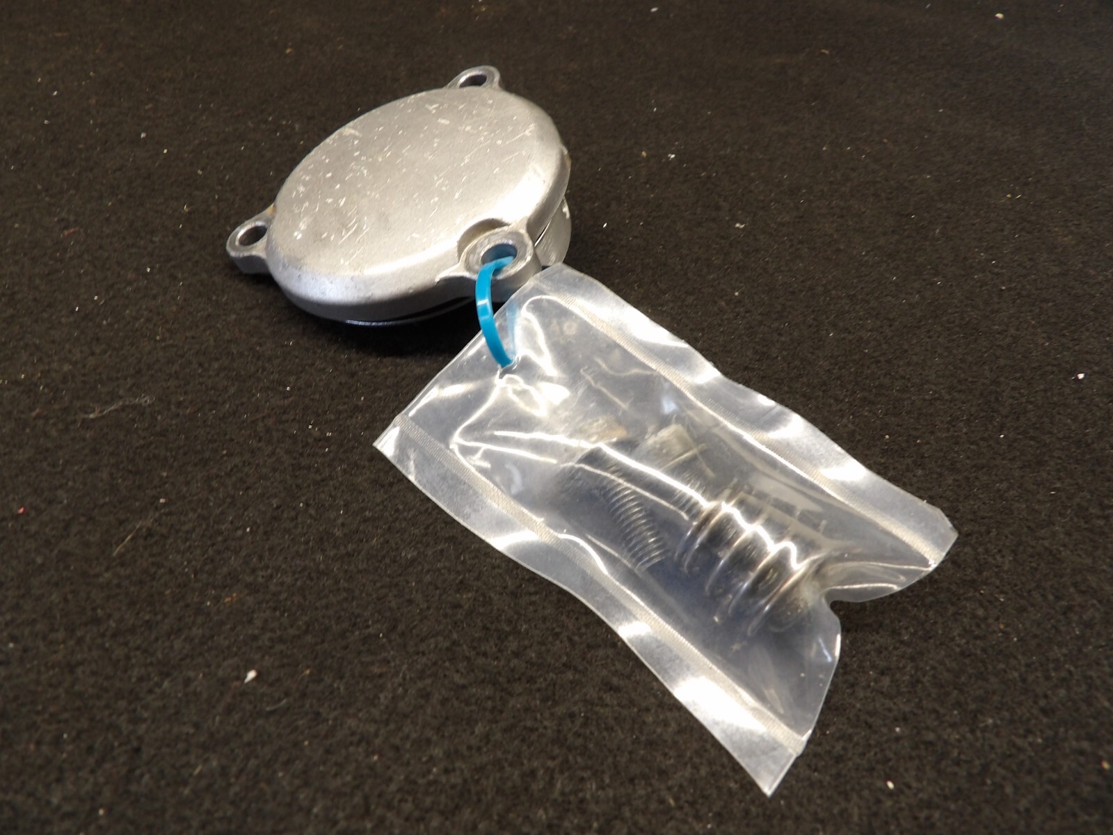 henryさま、専用です。 1995 Honda XR600r Oil Filter Cover w Spring 11333-MN1-870 | eBay