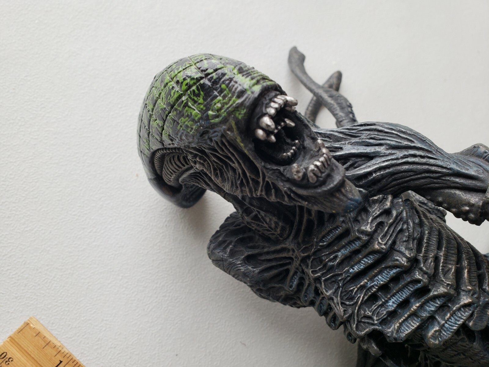 McFarlane Toys 12 inch Grid Alien Figure AVP Aliens vs Predator neca