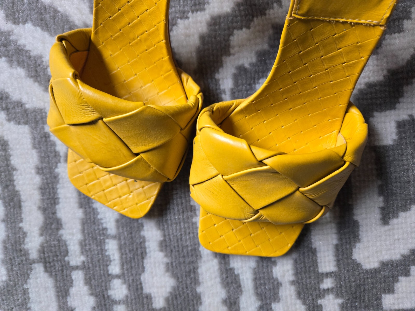 サンダル・ミュール BOTTEGA VENETA CANALAZZO NAPPA SANDALS Bottega Veneta: Beige Canalazzo Sandals | SSENSE