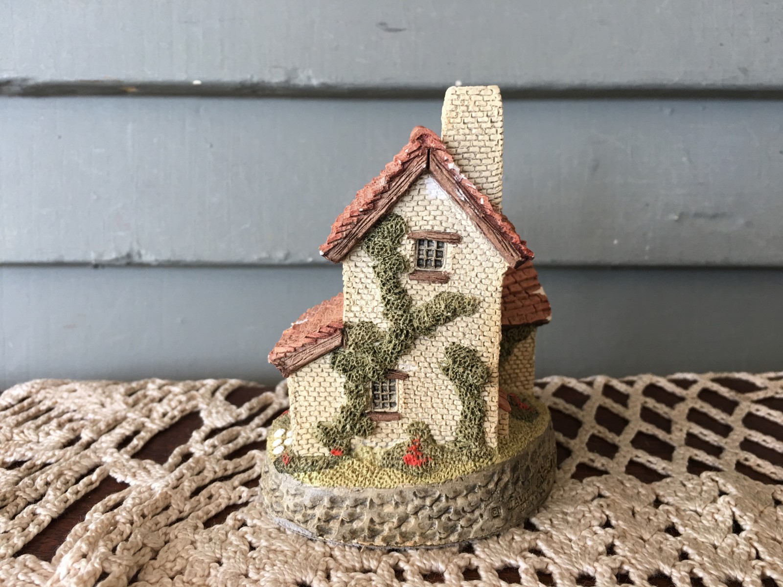 Vintage 1982 John Hine Ltd. Hand Made Ivy Cottage David Winter Christmas Village