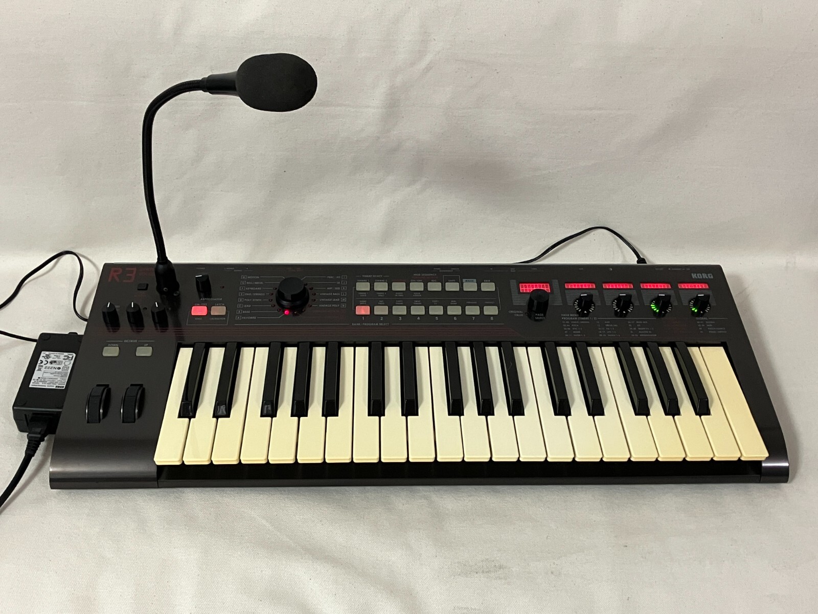 Korg R3 Keyboard Synthesizer Vocoder w/ mic working Korg R3 Keyboard Synthesizer Vocoder w/ mic working