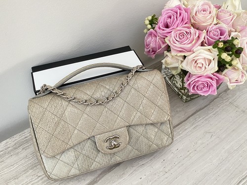 CHANEL ベージュ エナメル パーティーバッグ Chanel Beige Iridescent Quilted Calfskin Medium Classic