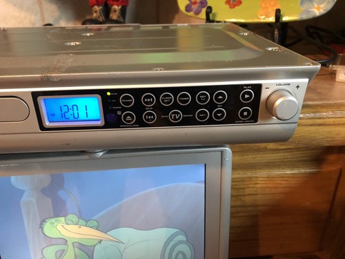 Trutech SpaceSaving Kitchen 10“ LCD TV DVD Radio CD Under Cabinet KLV3110