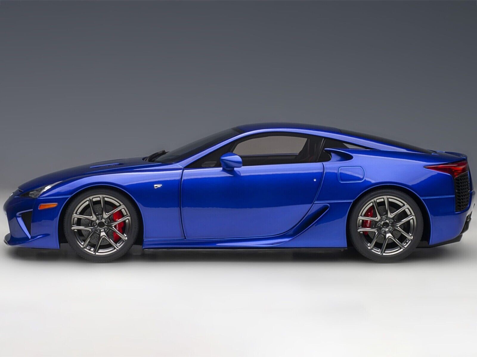 1/18 Scale Lexus LFA (Pearl Blue Metallic) Model Car By Autoart