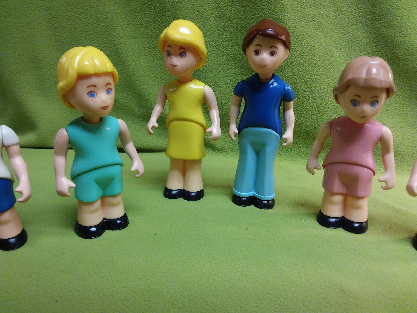 Little Tikes Place Dollhouse family-6 dolls