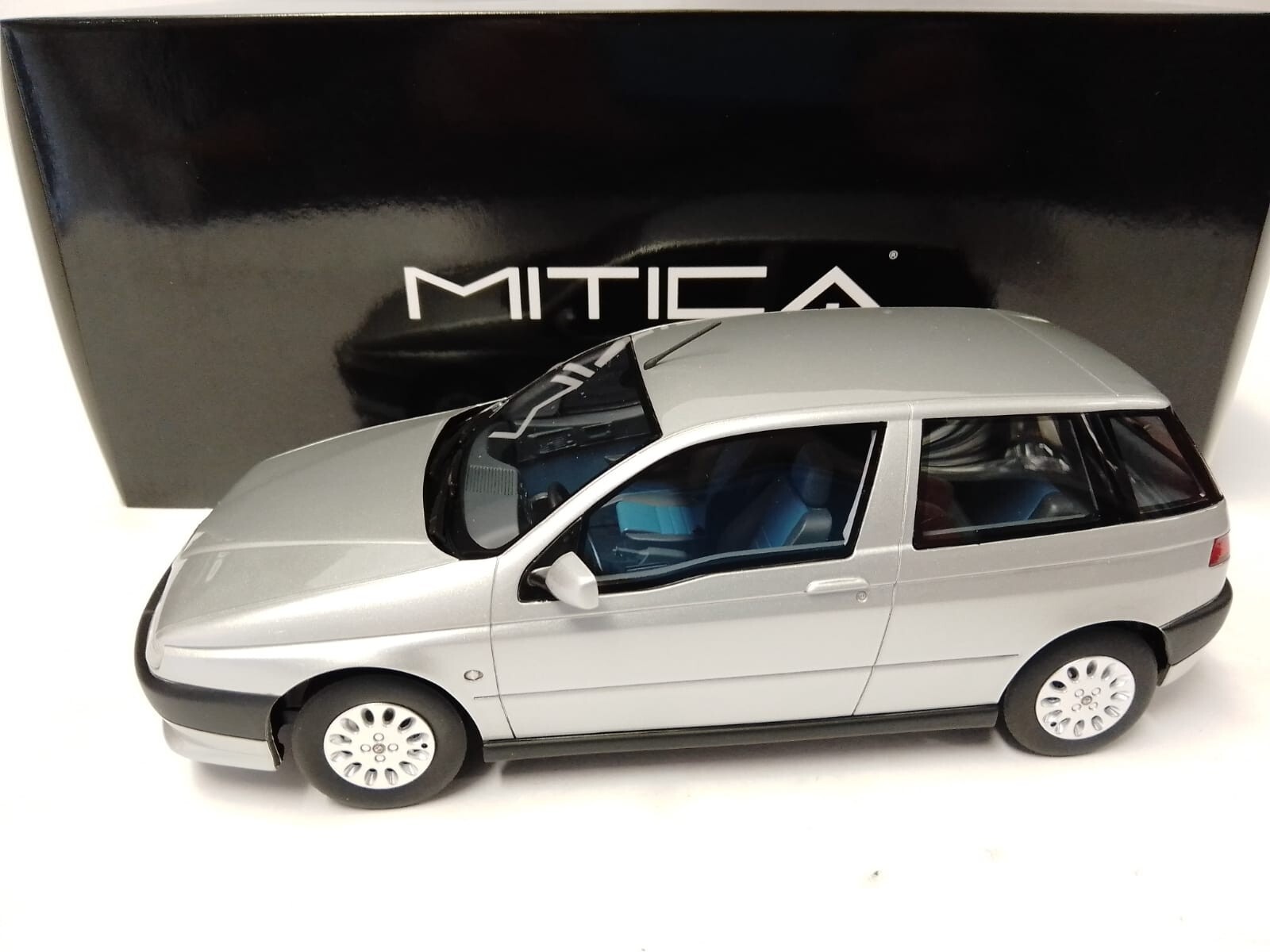 MITICA1/18 アルファロメオ 1750 ベルリーナ 1969 ホワイト ALFA ROMEO 1750 BERLINA 1-SERIES 1969 White
