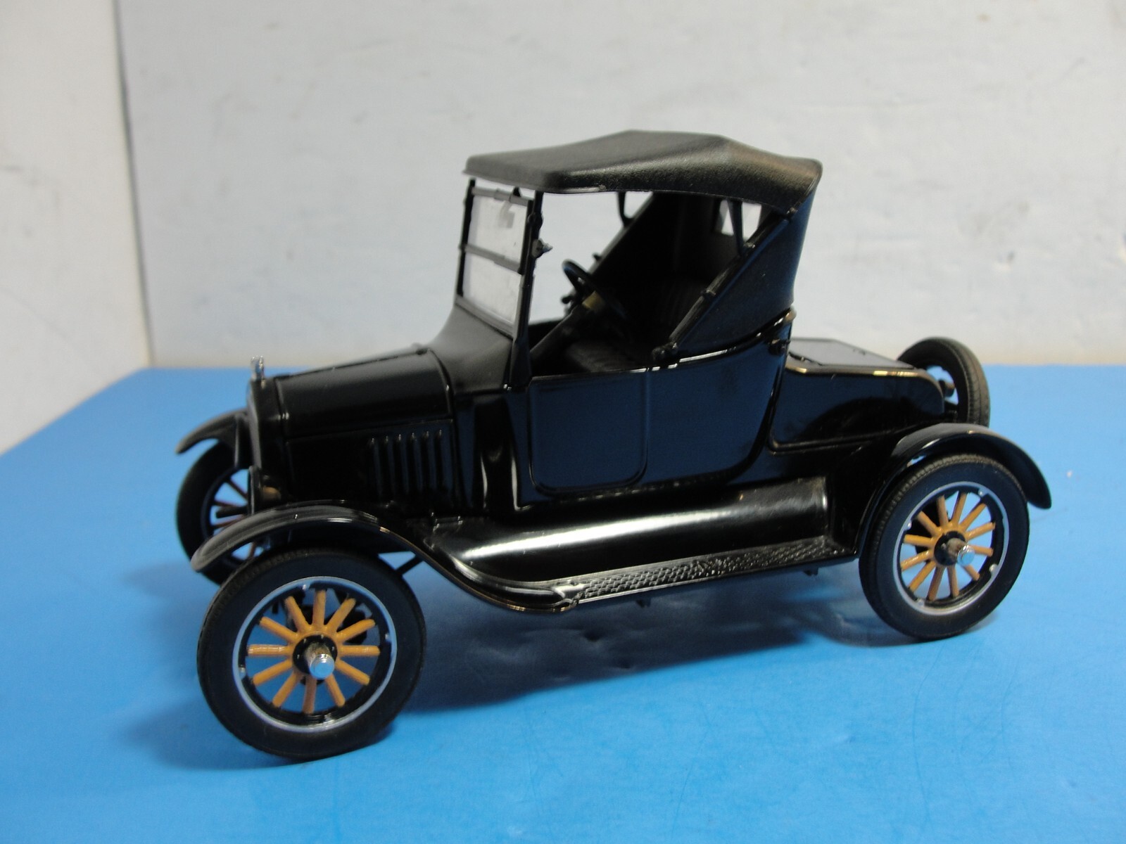 NR  1925 Ford Model T Runabout 1:24 Scale Danbury Mint Die-cast