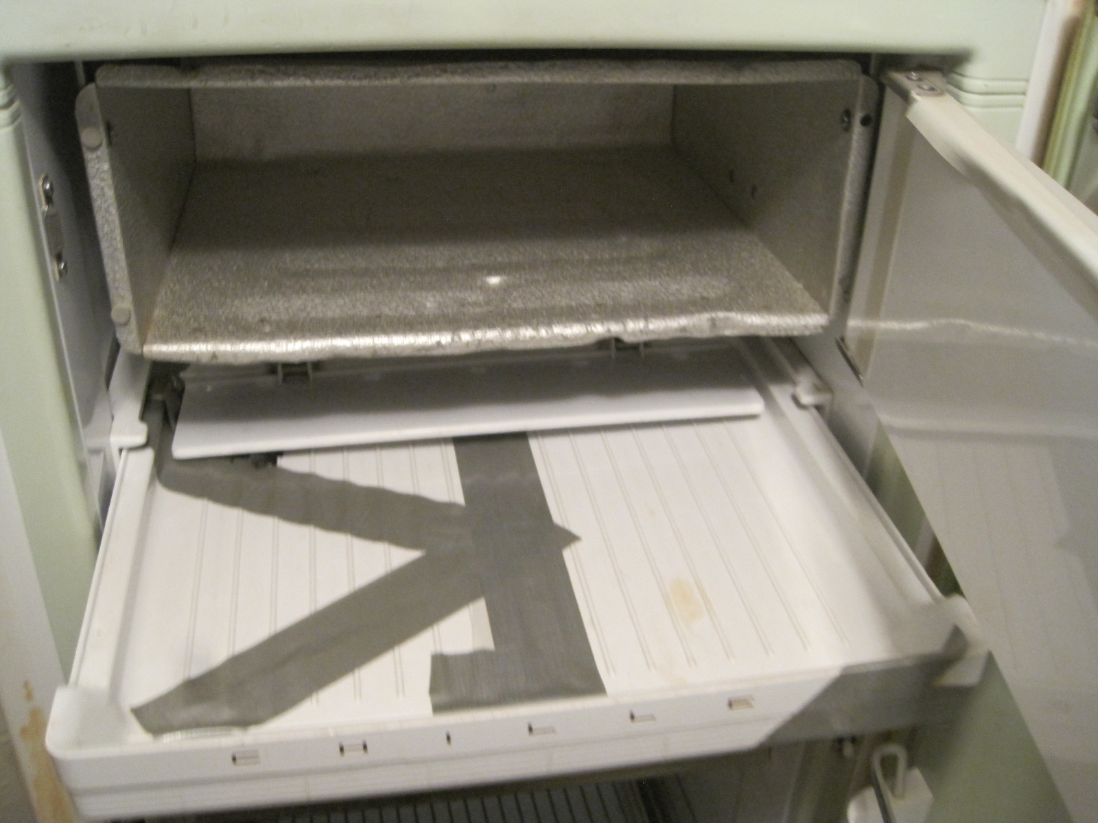 VINTAGE GENERAL ELECTRIC GE REFRIGERATOR