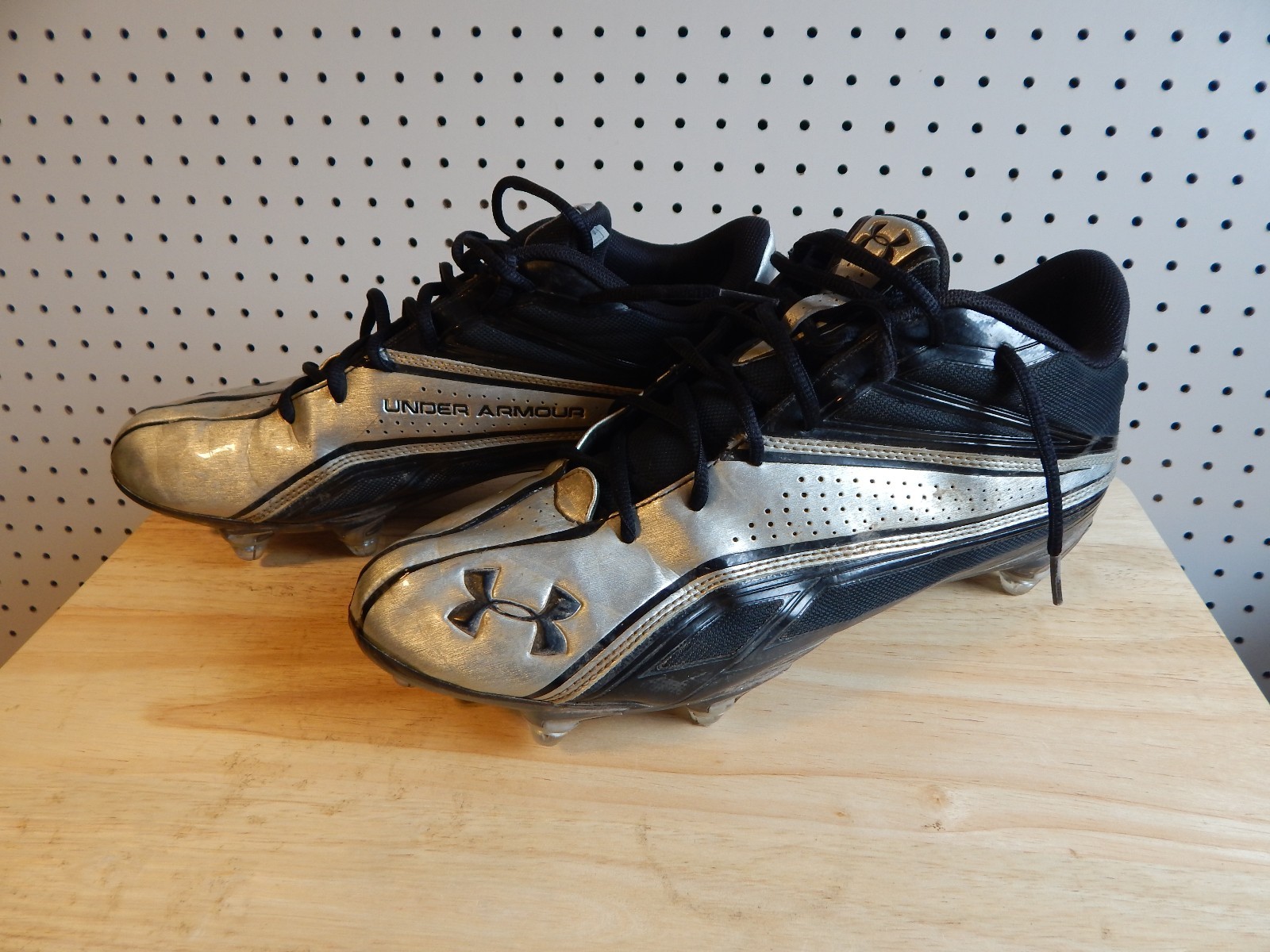 Men’s Under Armour football baseball CLEATS 1213044-011 size 11