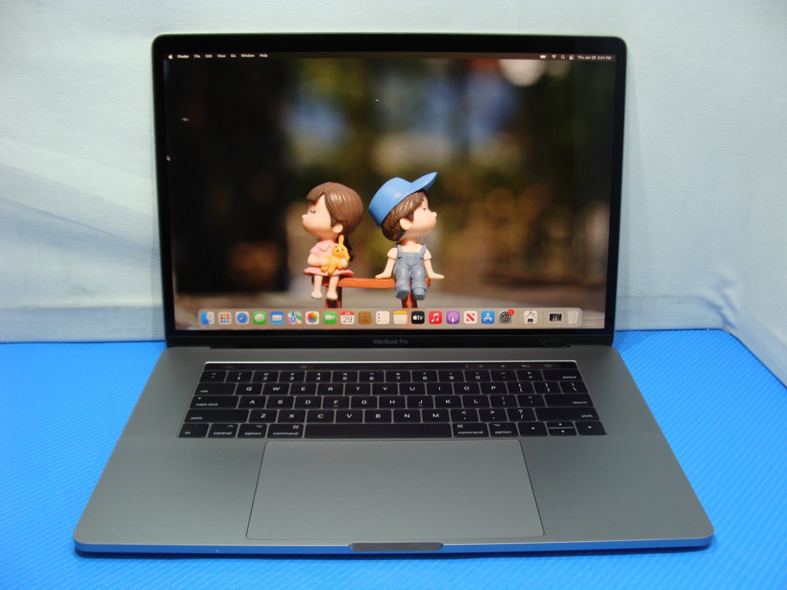 Apple MacBook Pro 15" Mid-2017 i7-7700HQ 16GB 256GB Radeon Pro 555 - Thumbnail 2