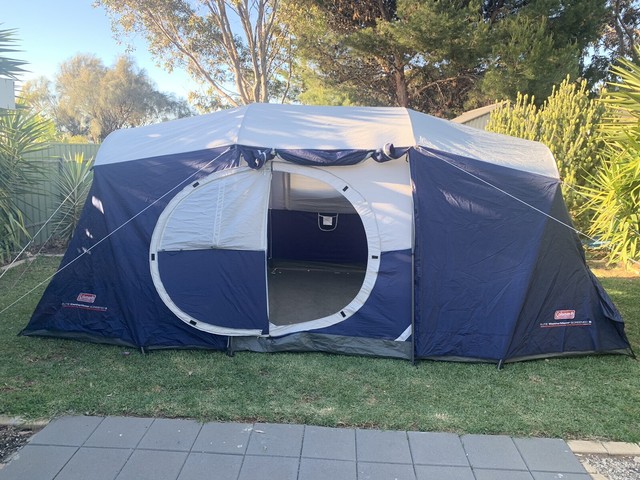 retail store display interior design and showcase