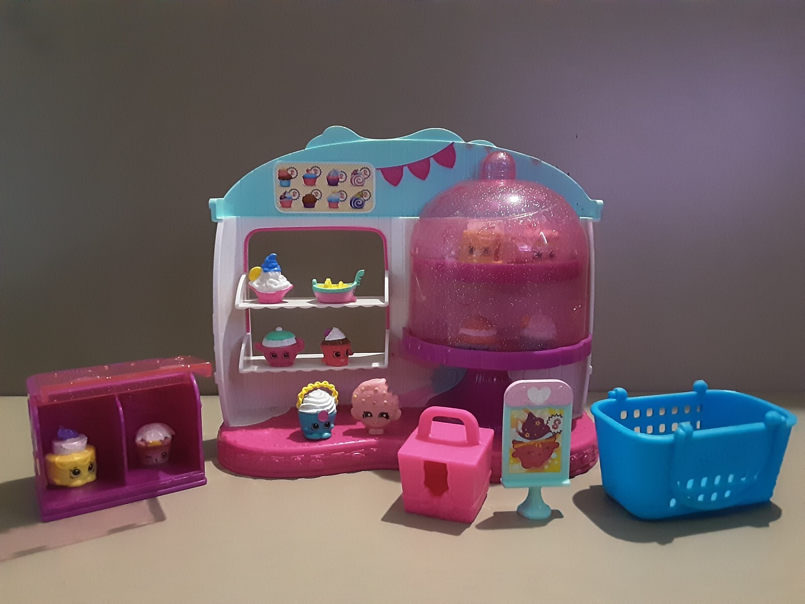 Shopkins Cupcake Queen Cafe Playset Toys w/ 12 Shopkins