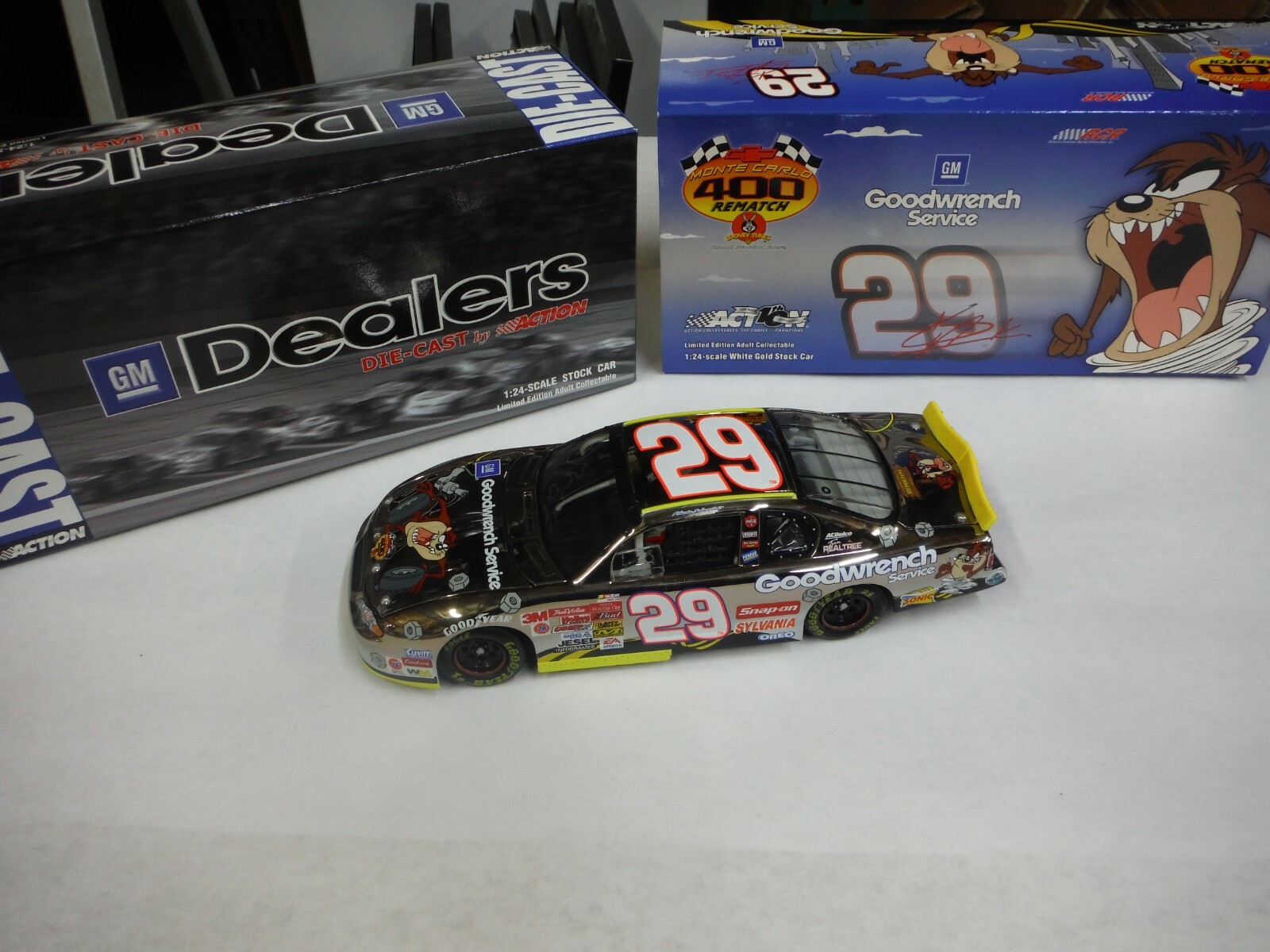 DINOC ミニカー DIECAST NASCAR KEVIN HARVICK 18K GM TAZ DEVIL 2002 MONTE