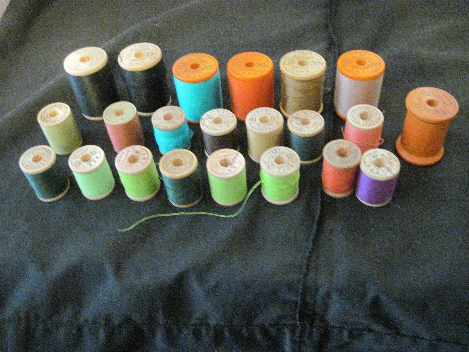 22 Vtg Belding Corticelli Wood Wooden Thread Spools Most Full One Empty Lrg Smal