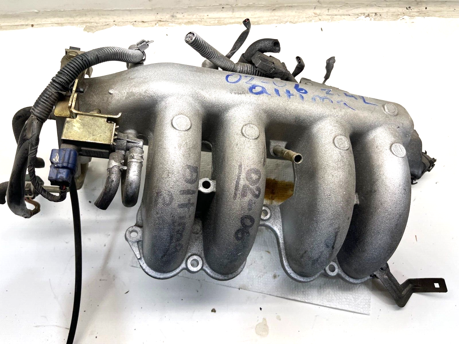 2002-2006 Nissan Altima, Sentra 2.5L OEM UPPER INTAKE 2002-2006 Nissan Altima, Sentra 2.5L OEM UPPER INTAKE