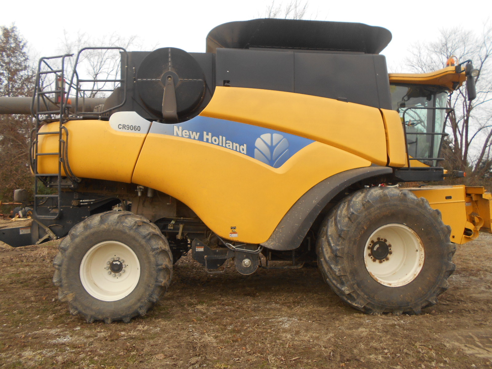 NEW HOLLAND CR9060 COMBINE // DELUXE CAB // 1152  SEPARATOR HOURS