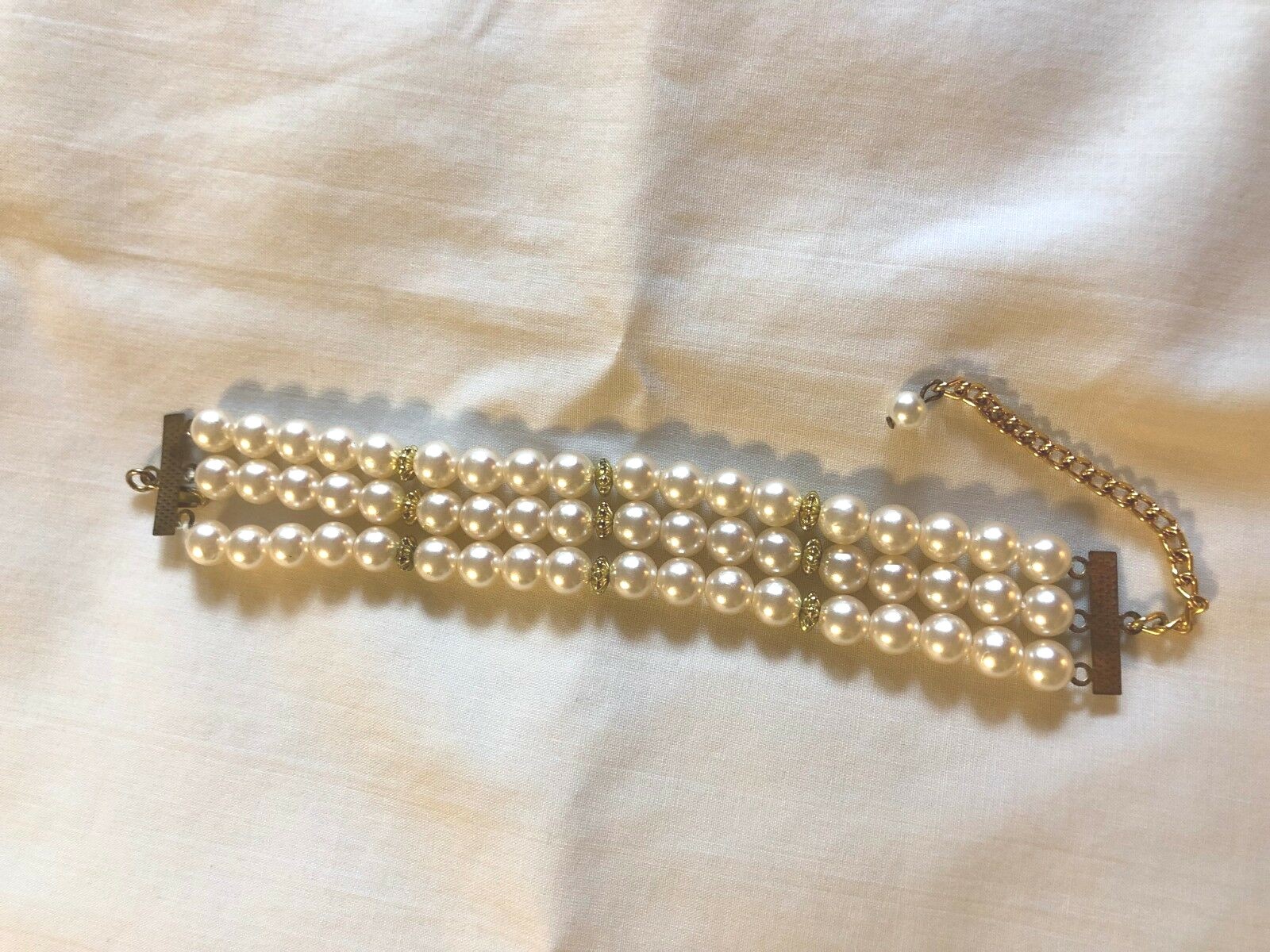 VINTAGE UNSIGNED FAUX PEARL BRACELET WITH TINY GOLD-TONE LINKS BETWEEN 4 PEARLS