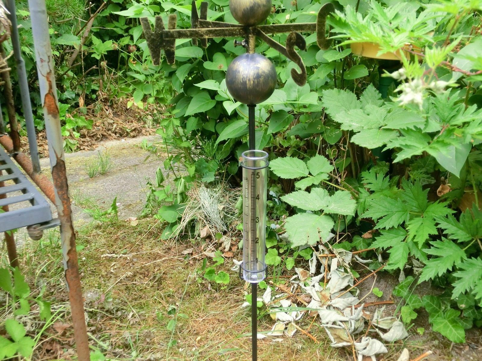 Farbiger Metall Wetterhahn auf Stab mit Windmesser