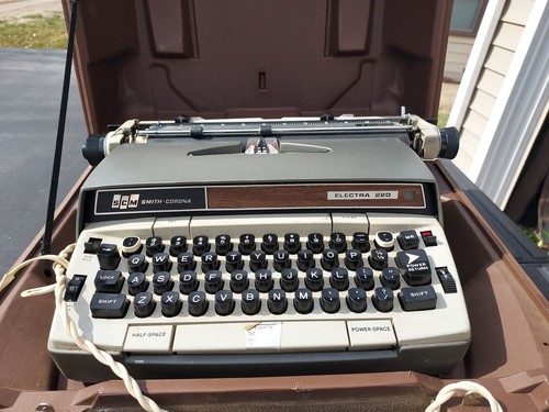Vintage SCM Smith Corona Electra 220 Auto Electric