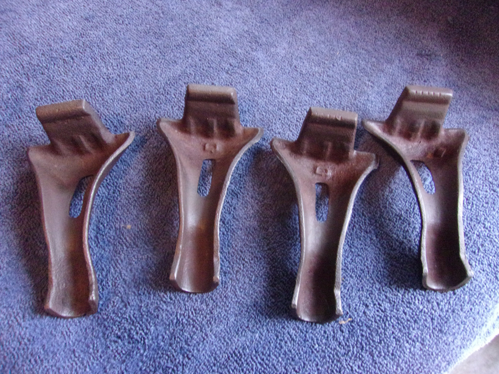 OLD VIntage ANTIQUE CAST IRON INDUSTRIAL TABLE LEG FEET LOT Of 4 Heating Stove