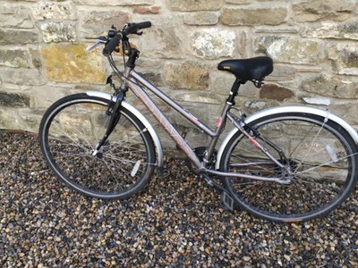 Ladies Dawes 301 hybrid bike, 17" frame, hydraulic seat, sprung saddle, vgc.