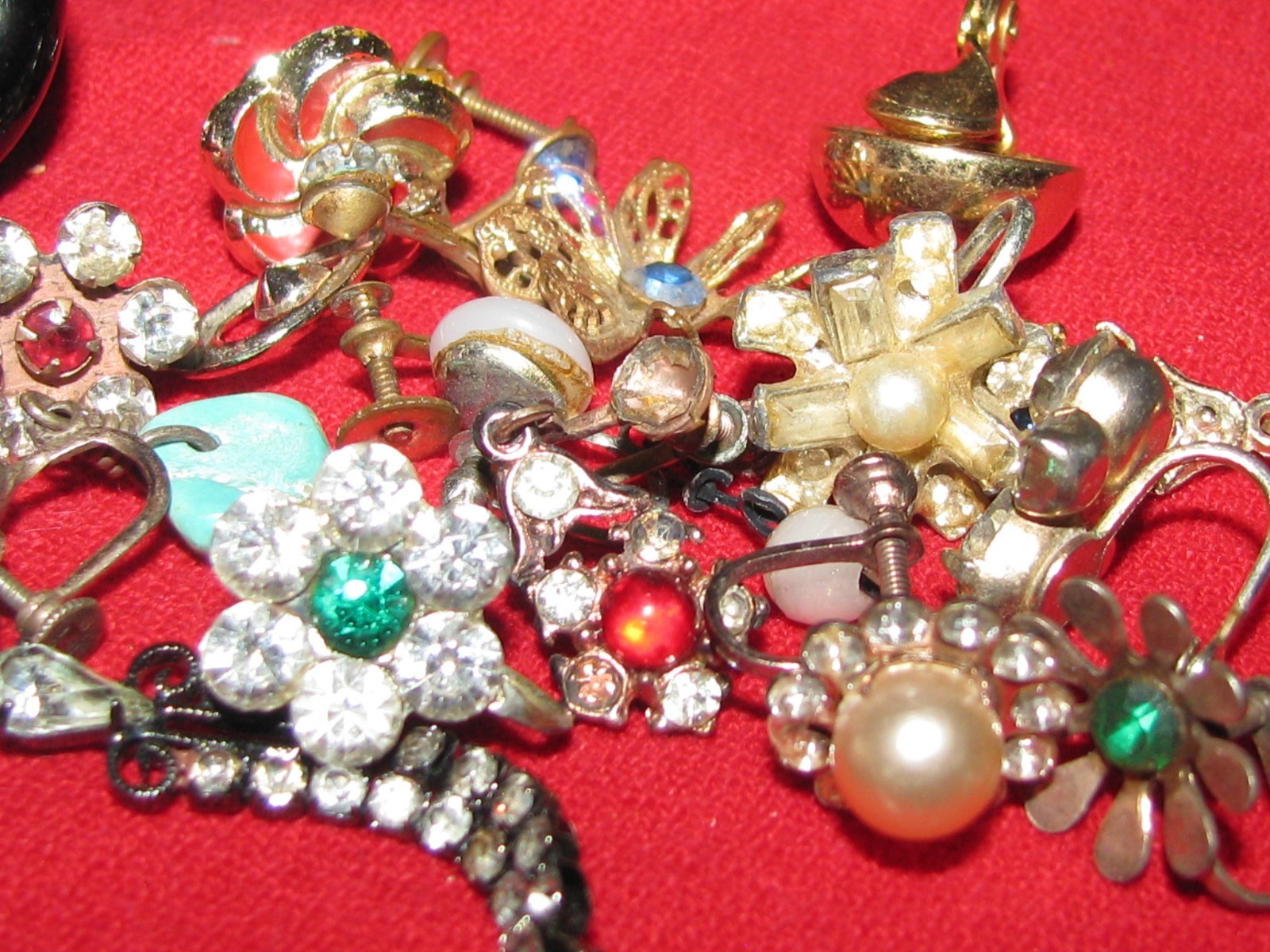 Vintage Jewelry Lot of 26 single Clip On & Screwback Earrings Crafts Art etc